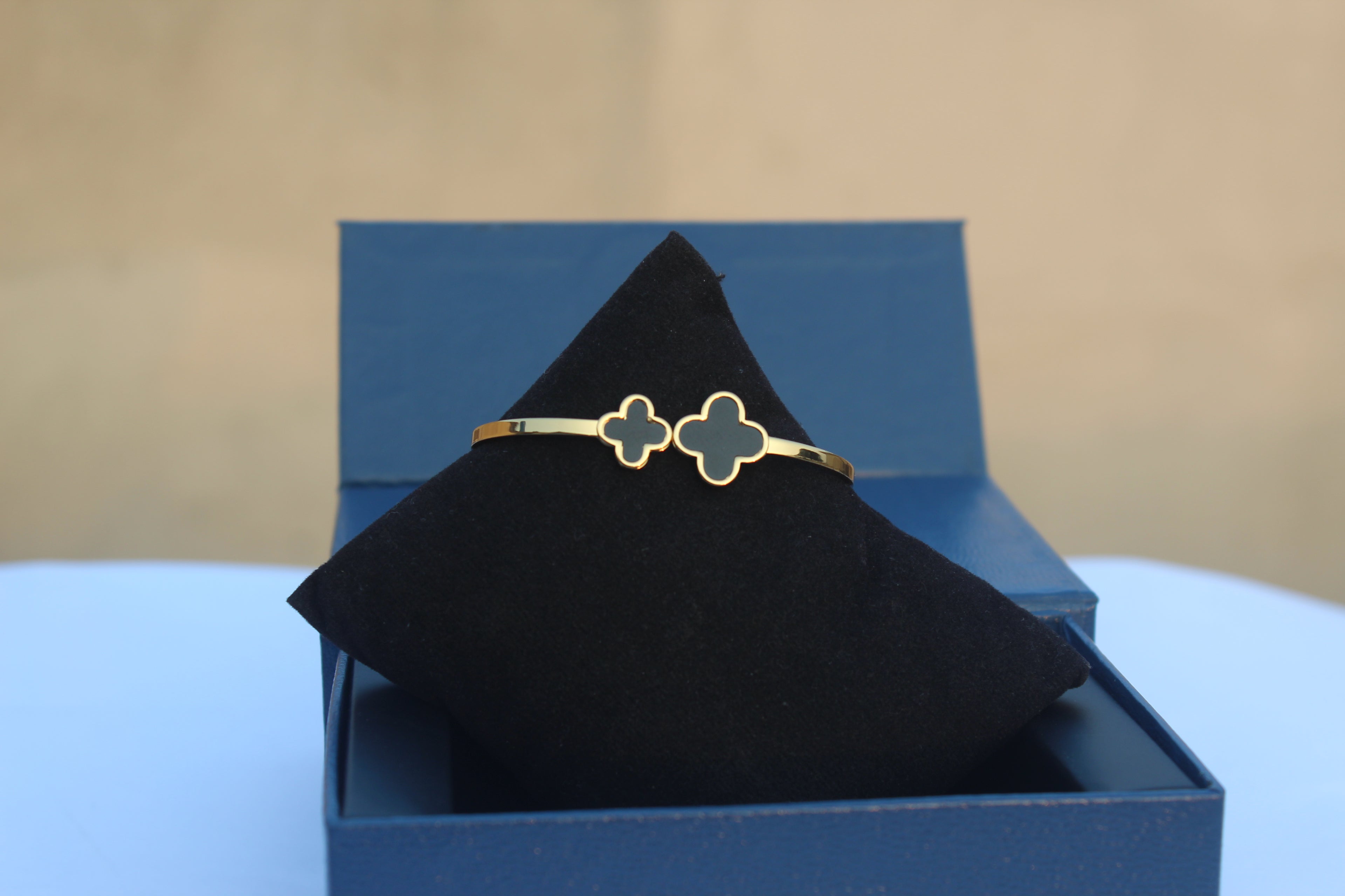 Elegant Black Clover Adjustable Bracelet – Stainless Steel Braclet  with 1-Carat Gold Polish