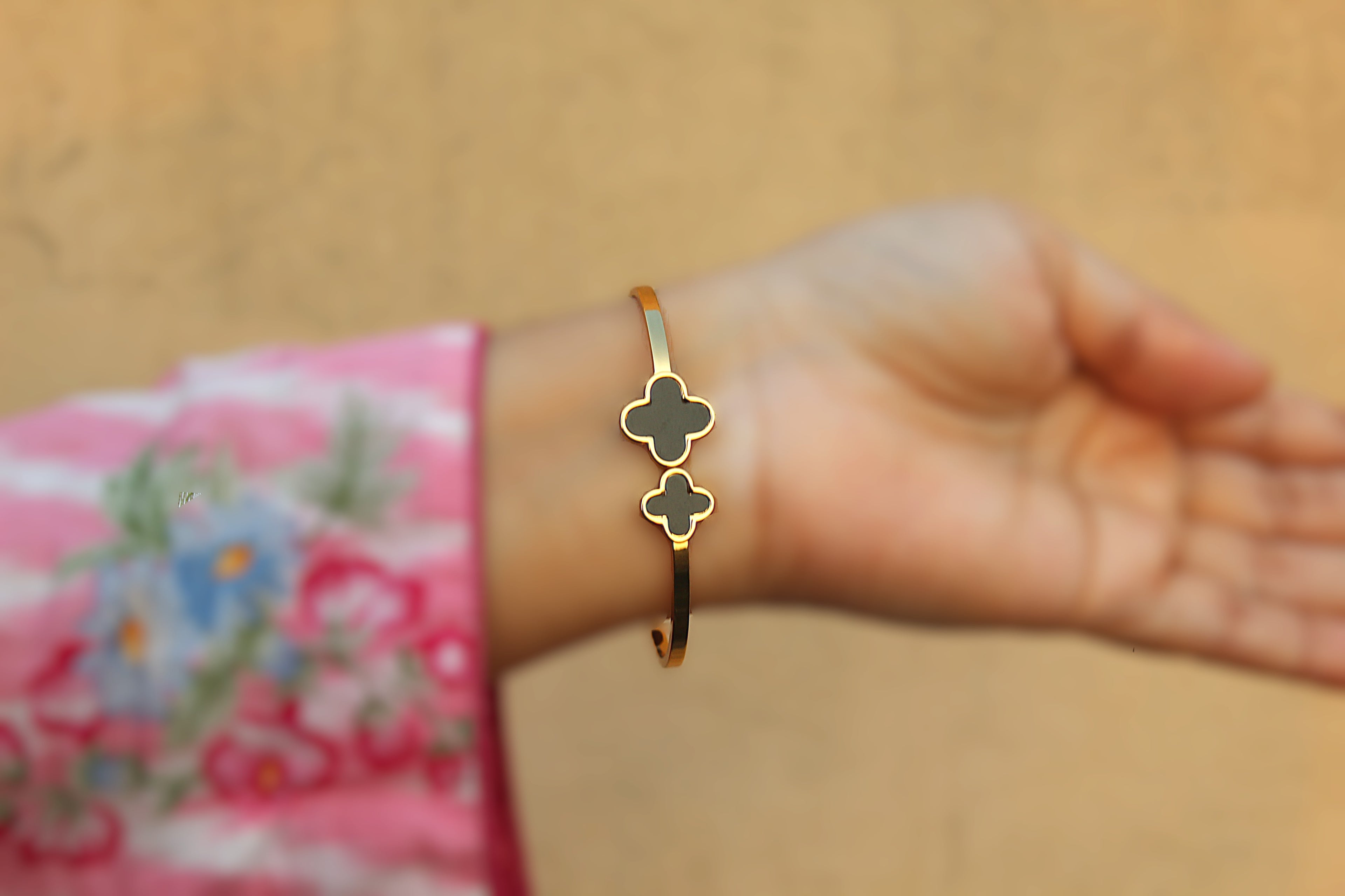 Elegant Black Clover Adjustable Bracelet – Stainless Steel Braclet  with 1-Carat Gold Polish