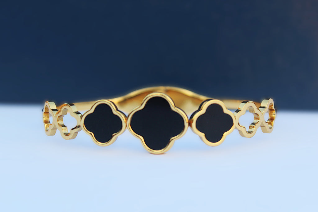 Modern Elegance: Stainless Steel Bangle with 1 Carat Gold Polish and Black Clover Design